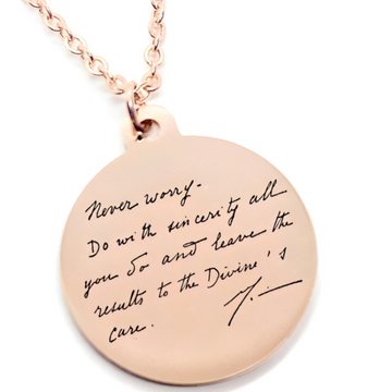 Personalized pendant in rose gold finish on which you can get a note engraved